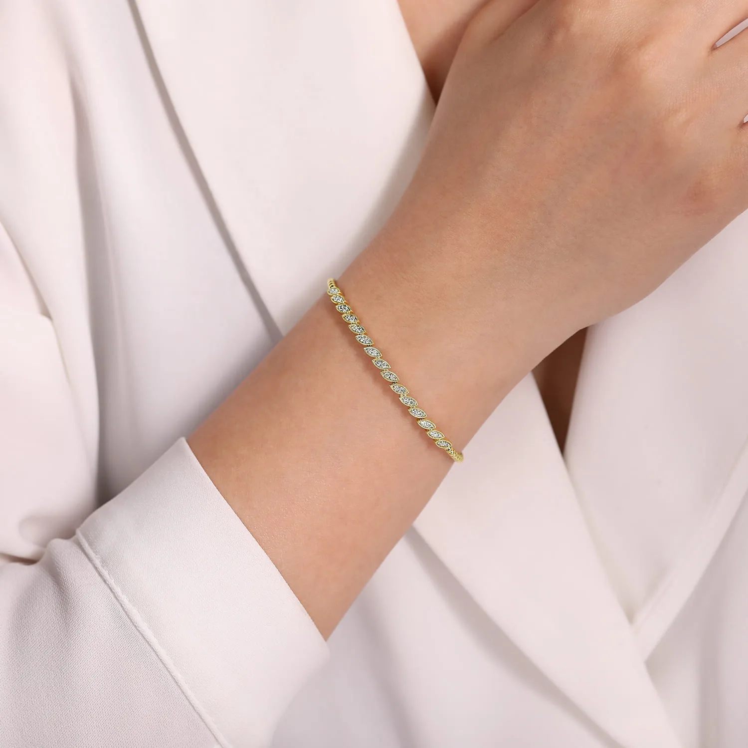 Diamond Bangle in 14K Yellow Gold, photograph 4