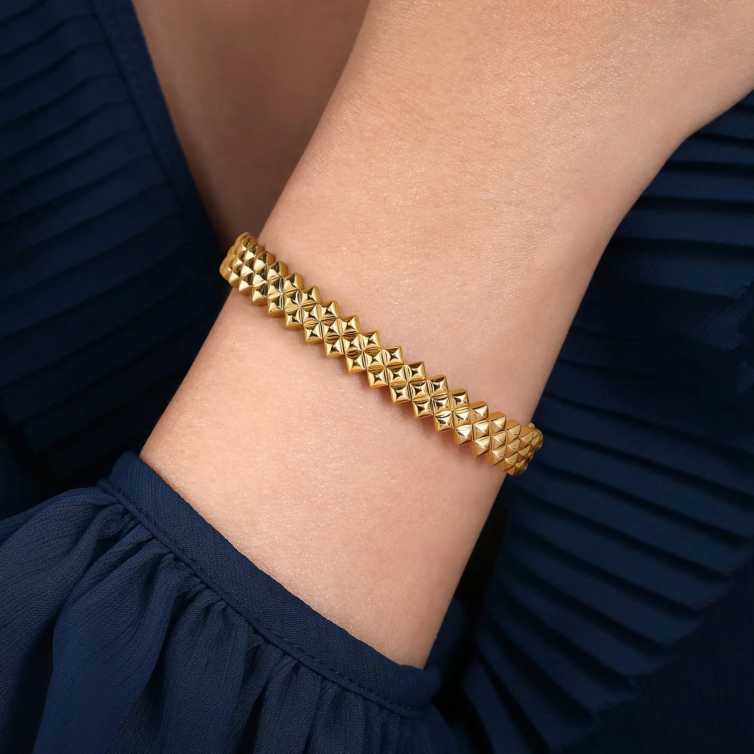 Plain Demure Bangle in 14K Yellow Gold, photograph 4