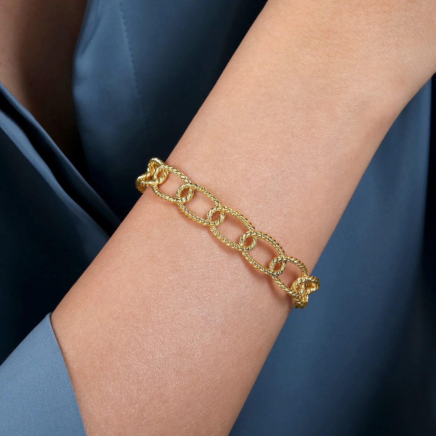 Twisted Rope Link Bangle in 14K Yellow Gold, photograph 4