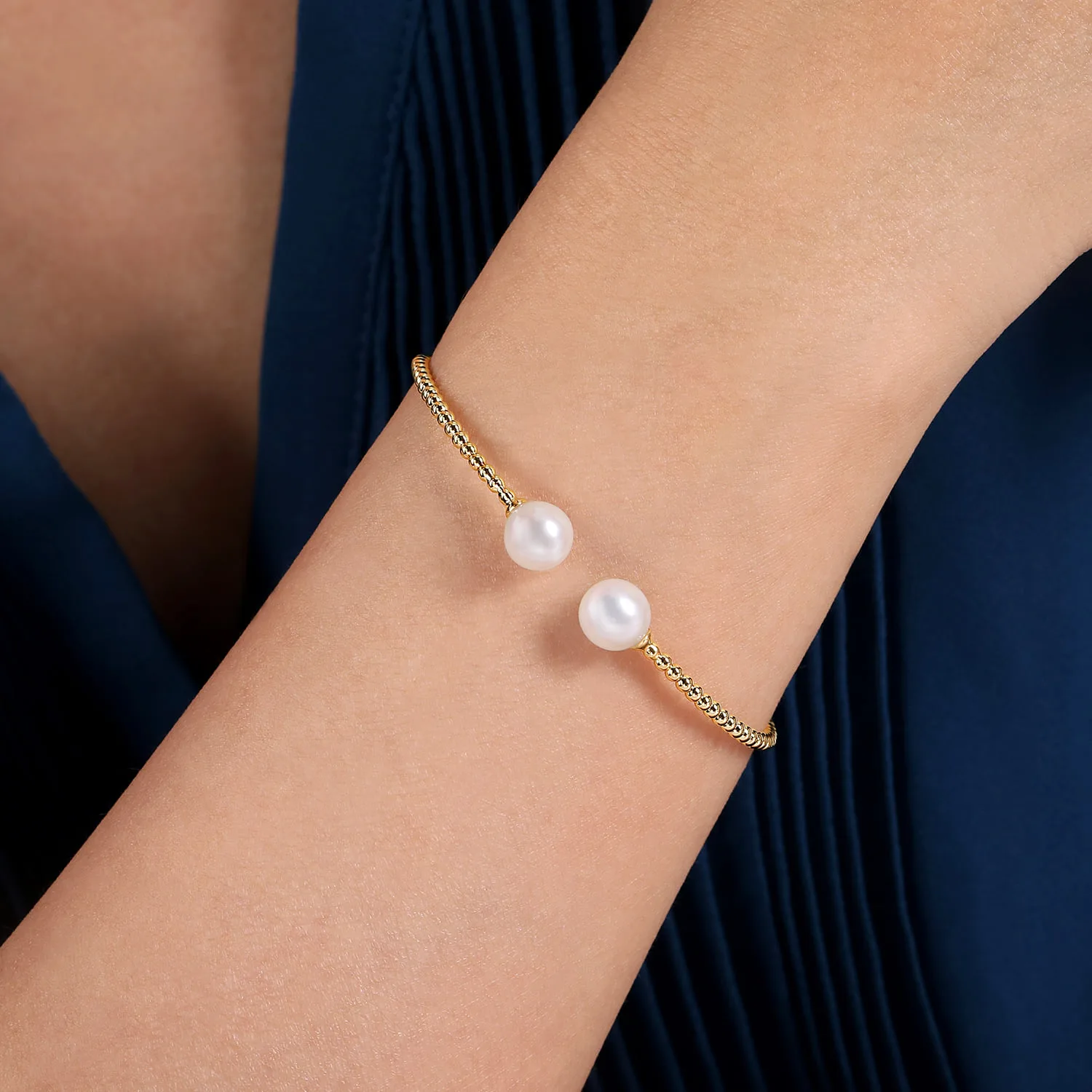 Bujukan Pearls Split Bangle in 14K Yellow Gold, photograph 4