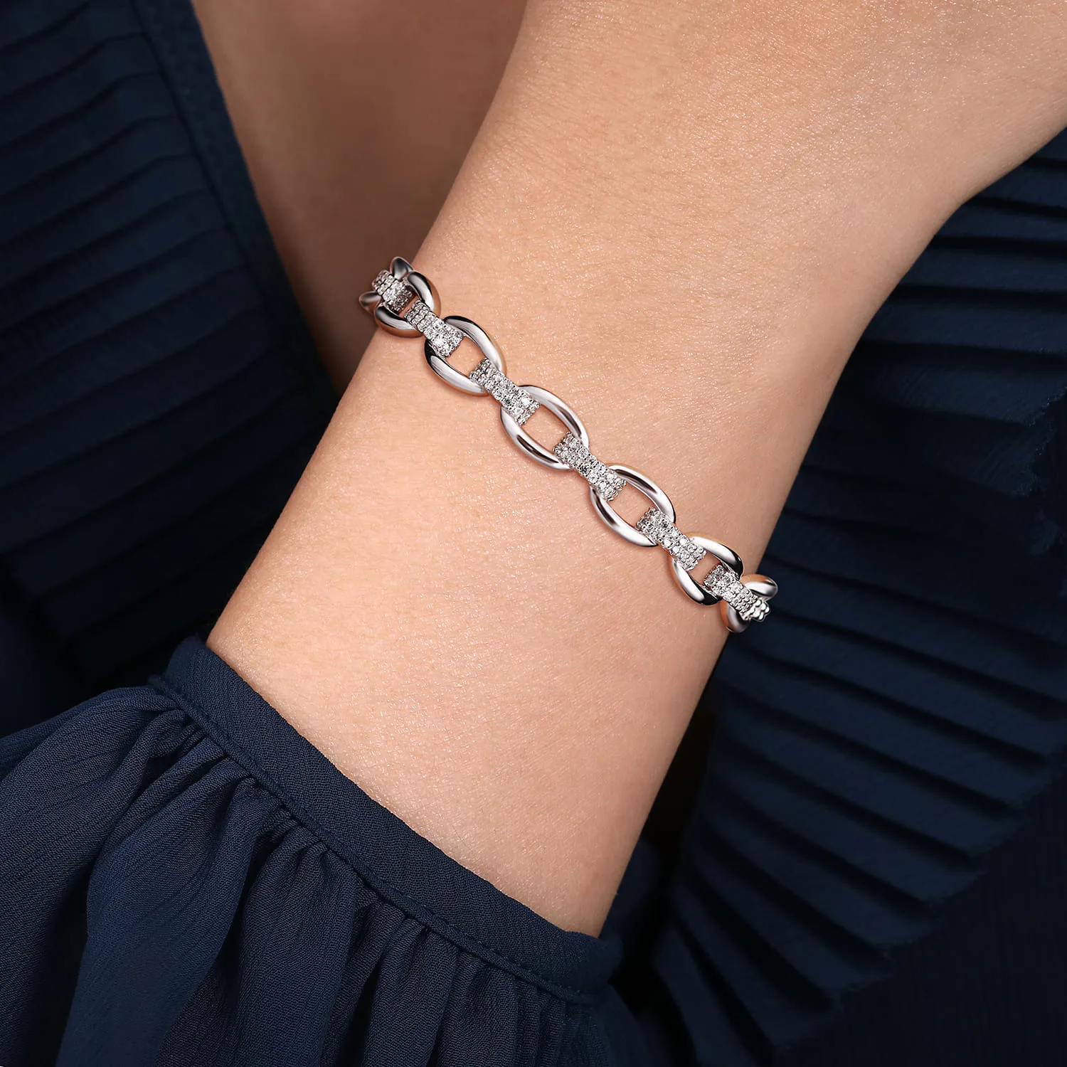 White Sapphire Bujukan Link Chain Bangle in Sterling Silver, photograph 4