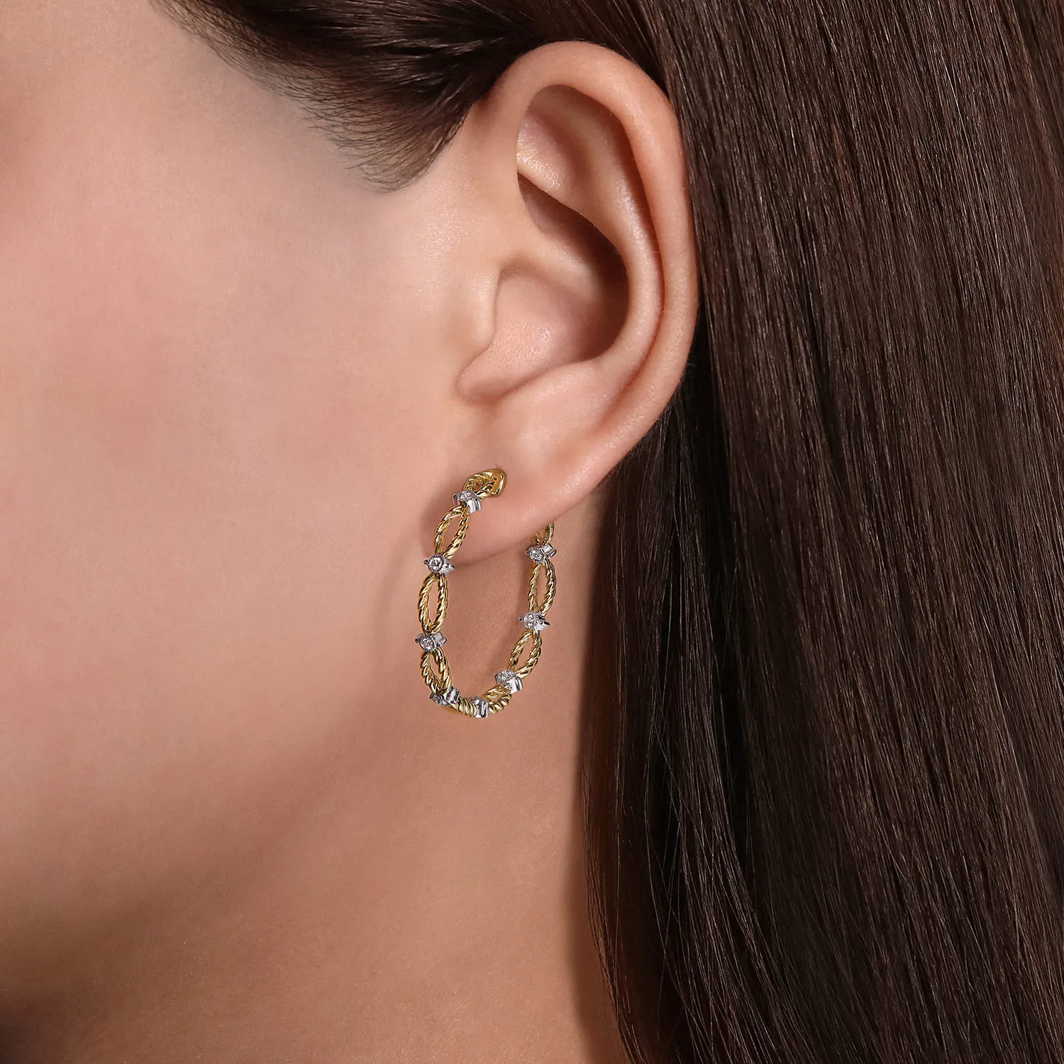 30mm Diamond and Twisted Rope Station Classic Hoop Earrings in 14K Yellow Gold, photograph 2