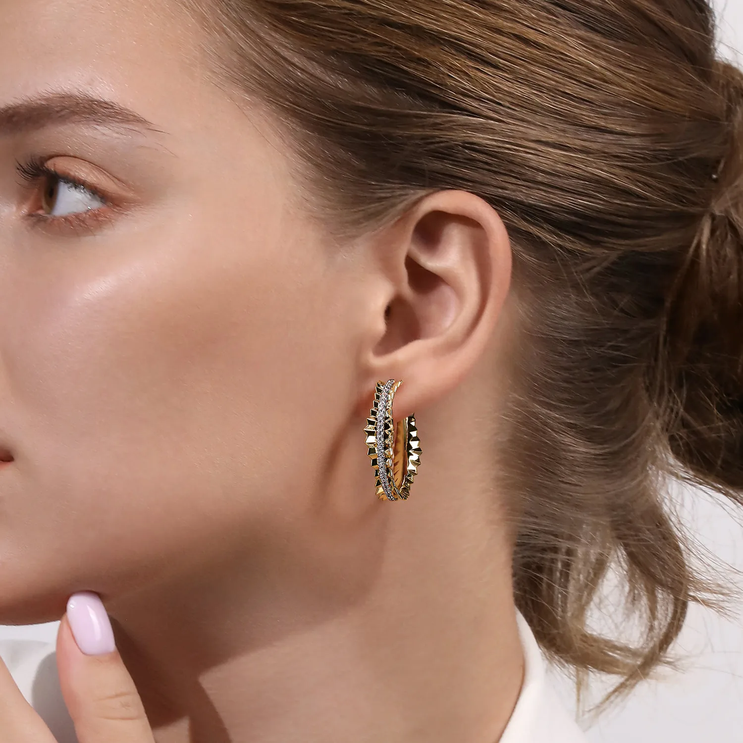 Diamond Cut Hoop Earrings in size 30mm in 14K Yellow Gold, photograph 2