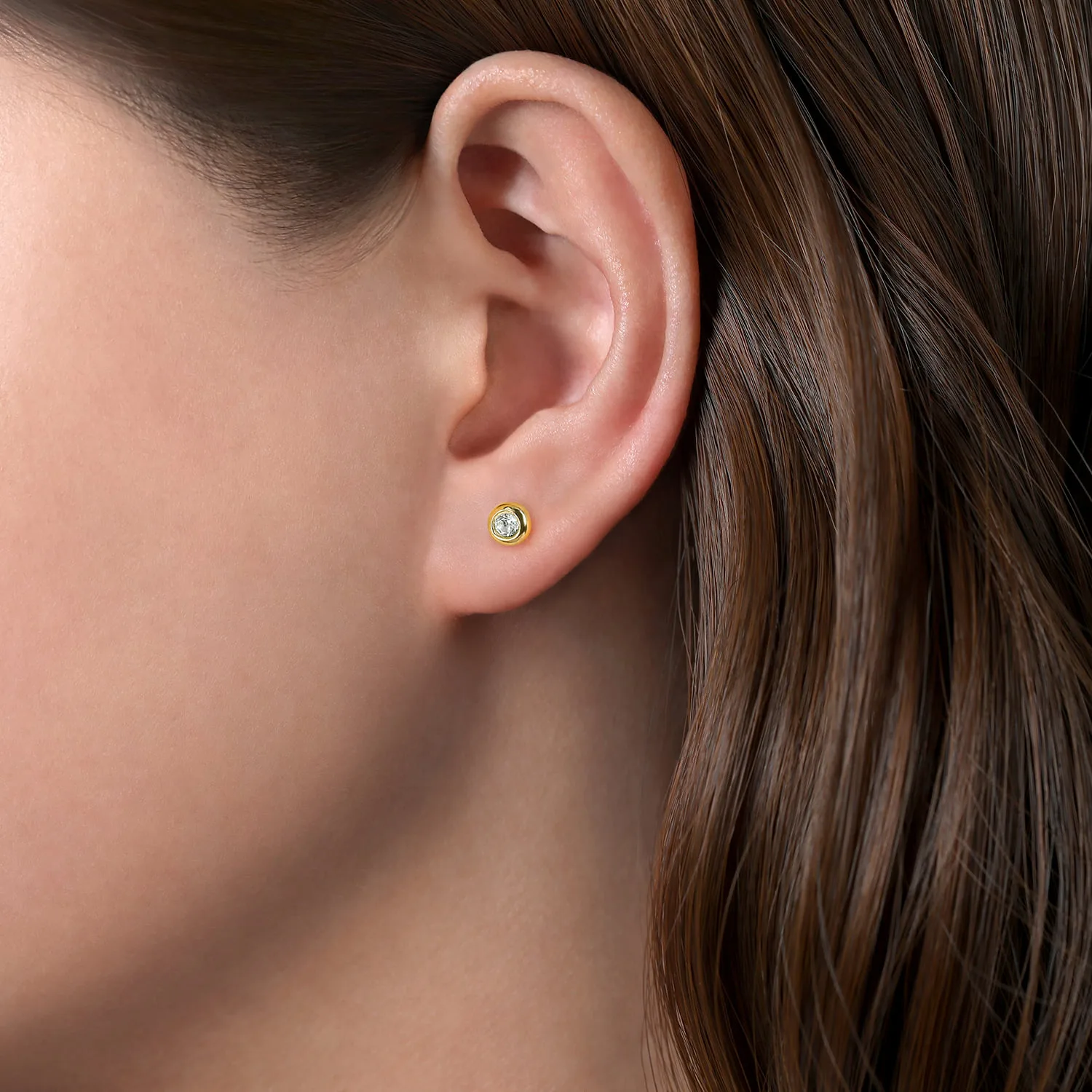 Bezel Set White Sapphire Single Stud Earring in 14K Yellow Gold, photograph 3