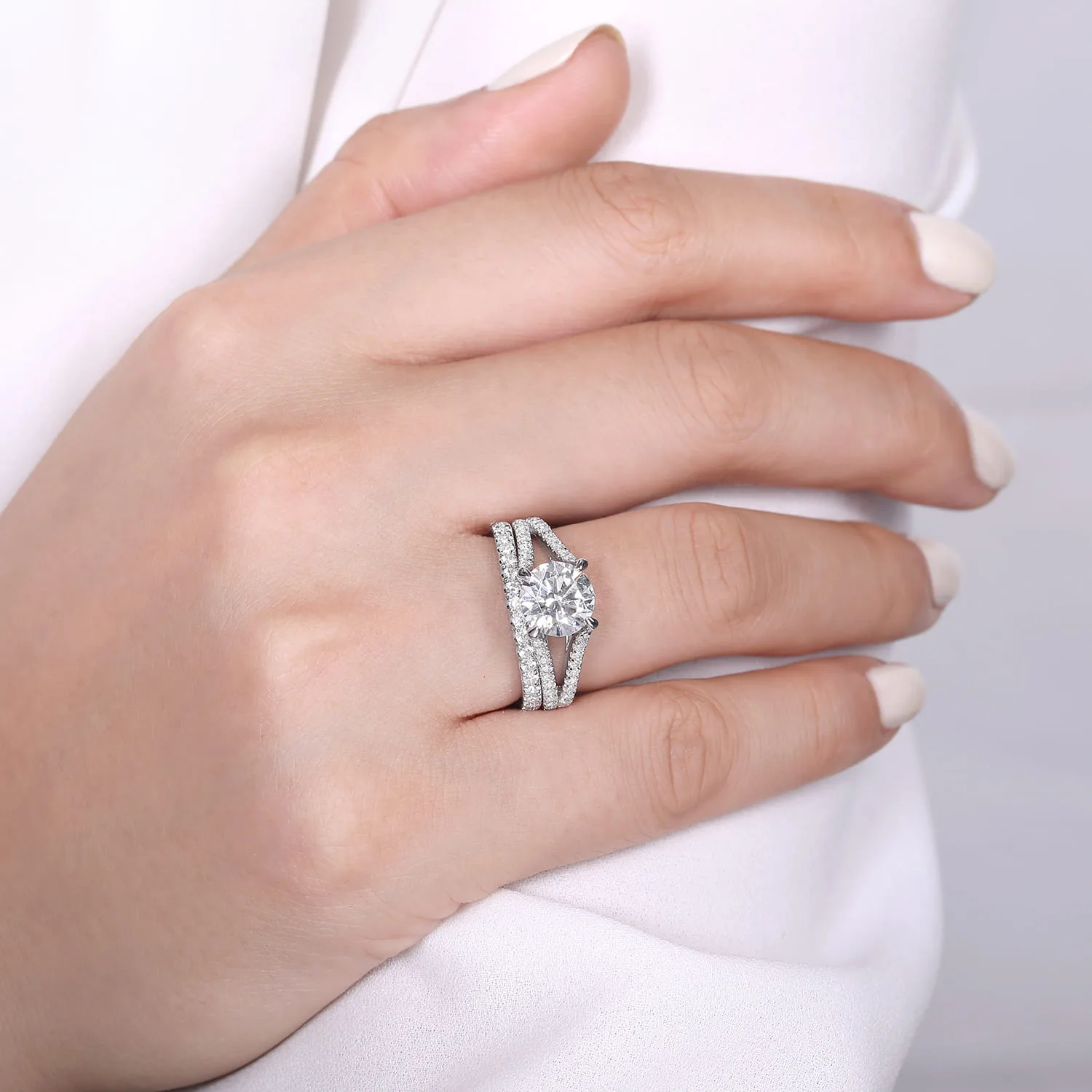 Round Diamond Engagement Ring in 14K White Gold, photograph 3