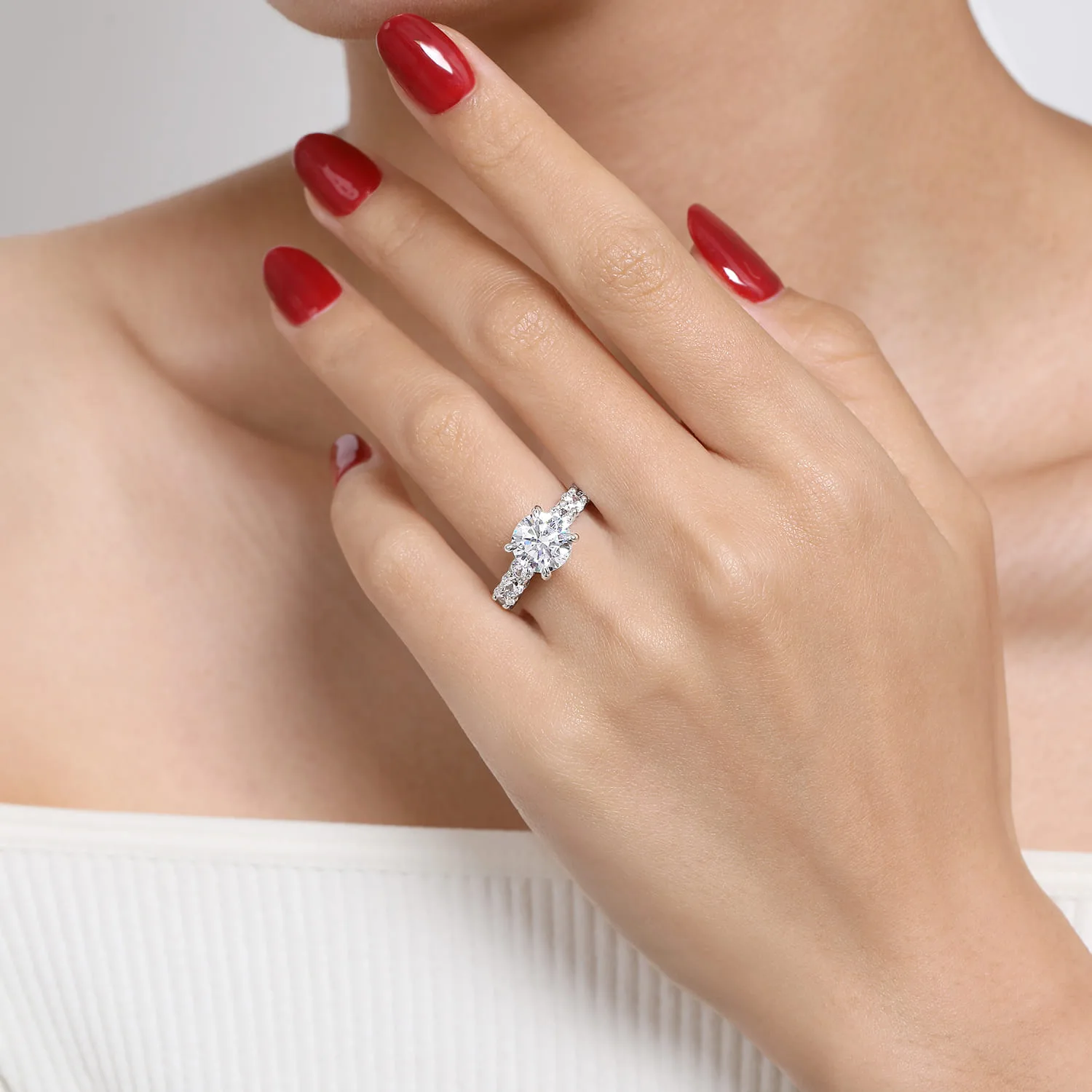 Round Diamond Engagement Ring in 14K White Gold, photograph 6