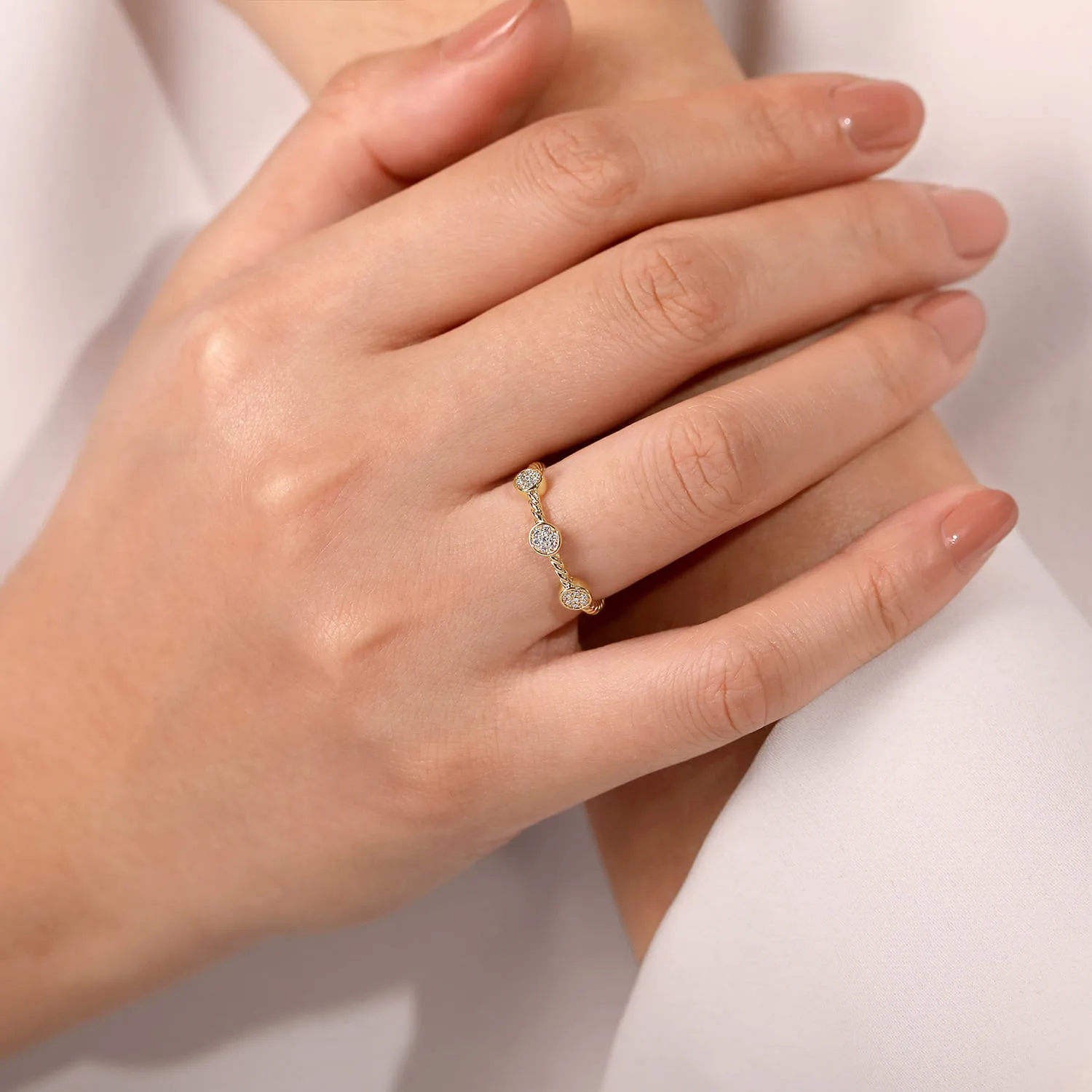 Twisted Rope Cluster Diamond Station Stackable Ring in 14K Yellow Gold, photograph 5