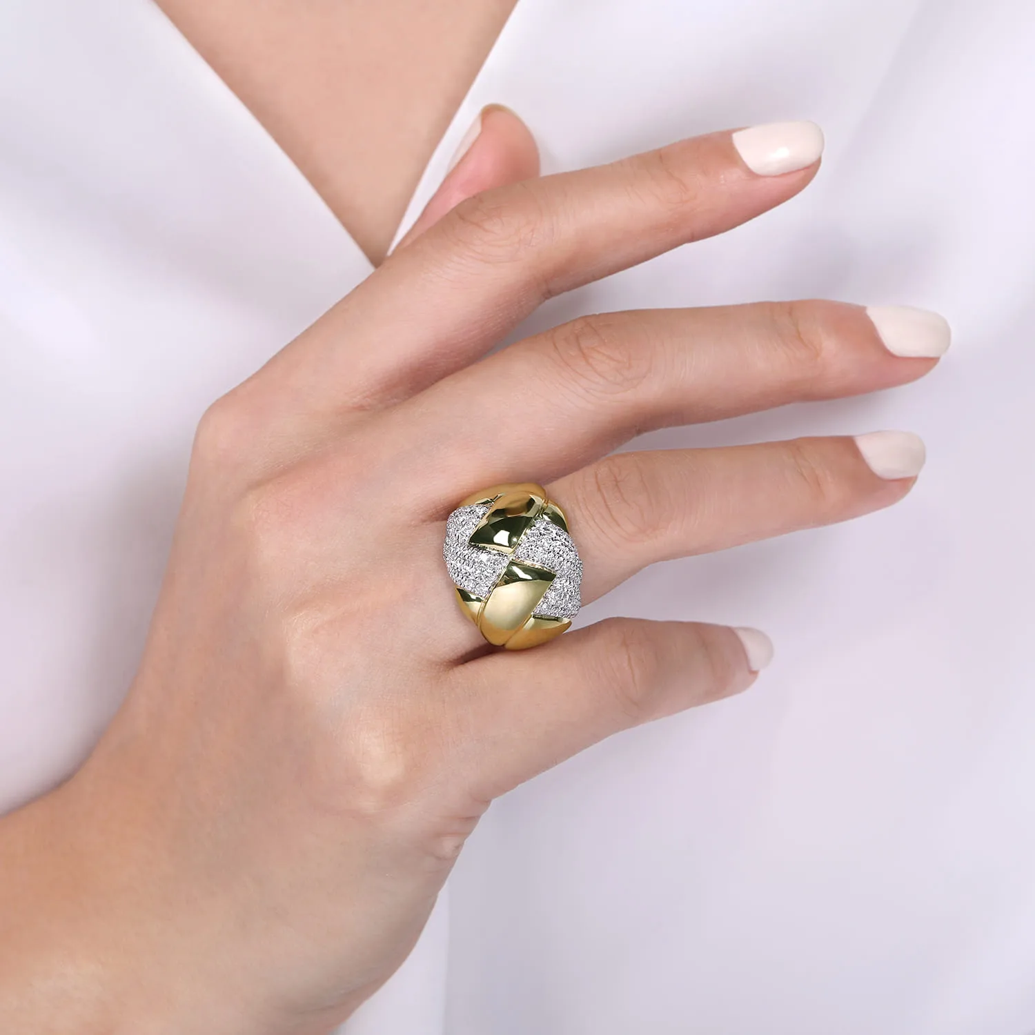 Braided Metal and Diamond Wide Ring in 18K White/Yellow Gold, photograph 5