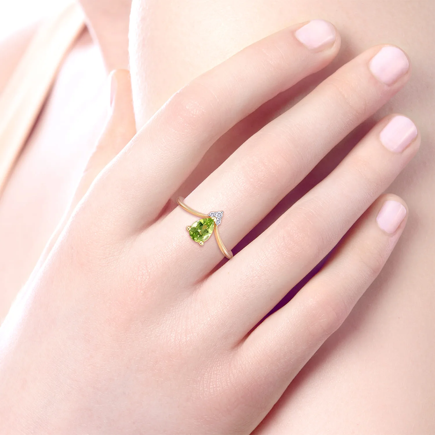 Peridot Diamond Chevron Promise Ring in 14K Yellow Gold, photograph 5