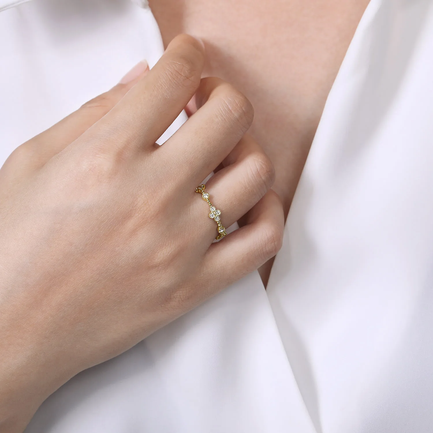 Bezel Set Diamond Quatrefoil Station Ring in 14K Yellow Gold, photograph 5
