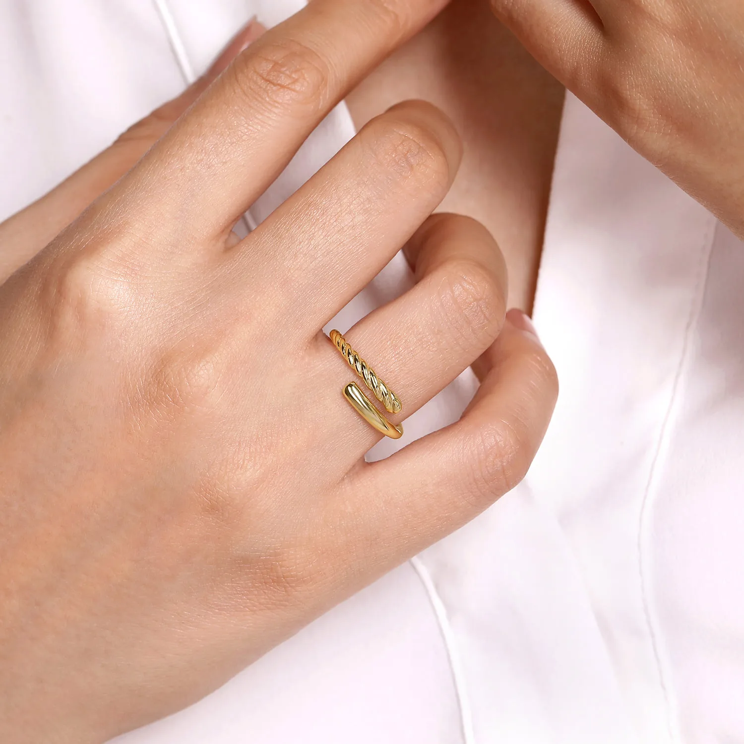 Twisted Rope Bypass Open Ring in 14K Yellow Gold, photograph 5