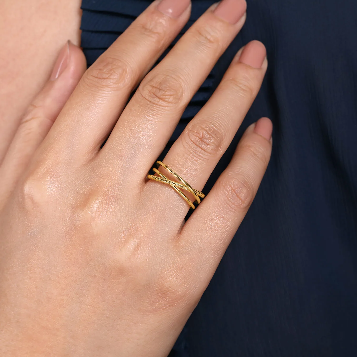 Twisted Rope Criss Cross Ring in 14K Yellow Gold, photograph 4