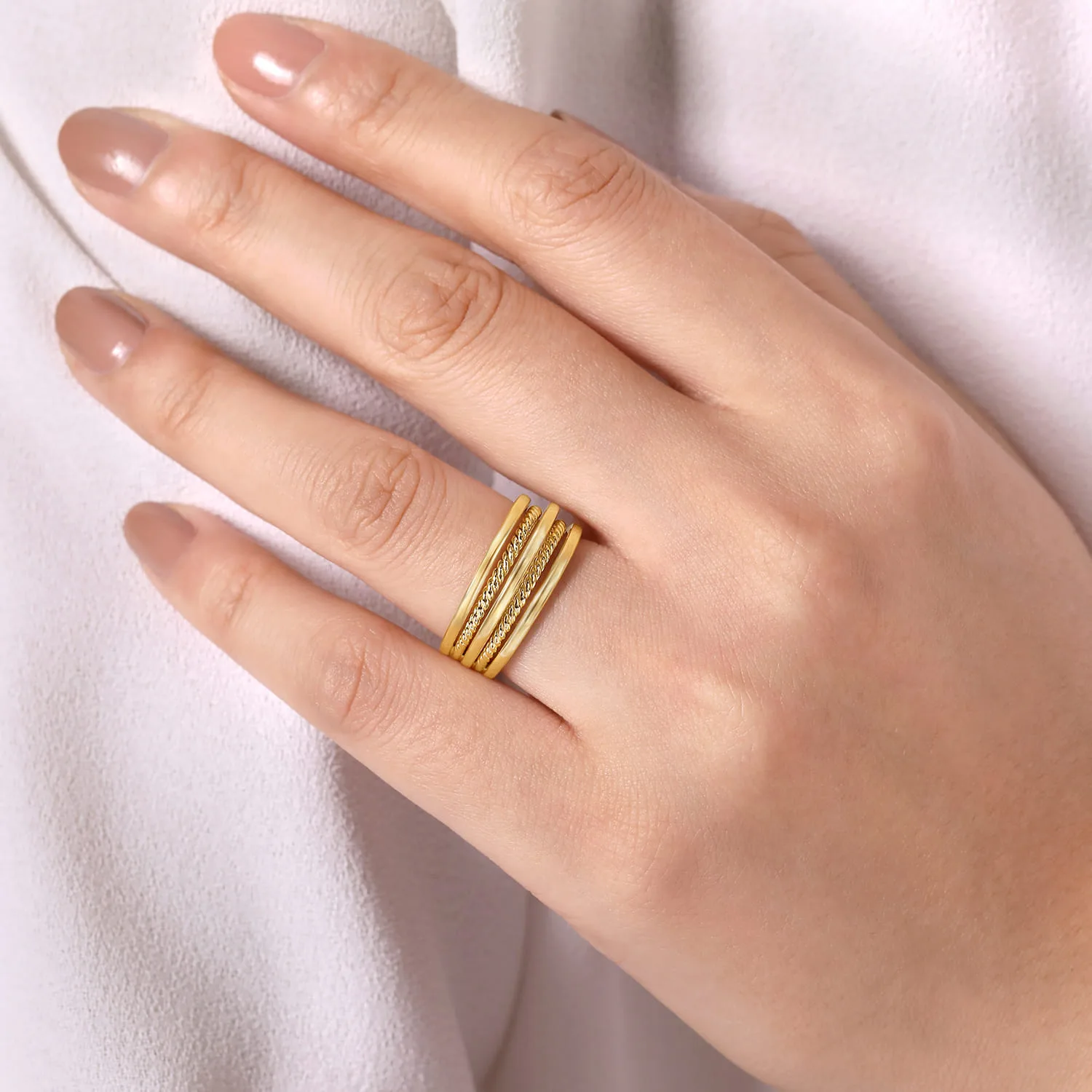 Twisted Rope Wide Ring Band in 14K Yellow Gold, photograph 5