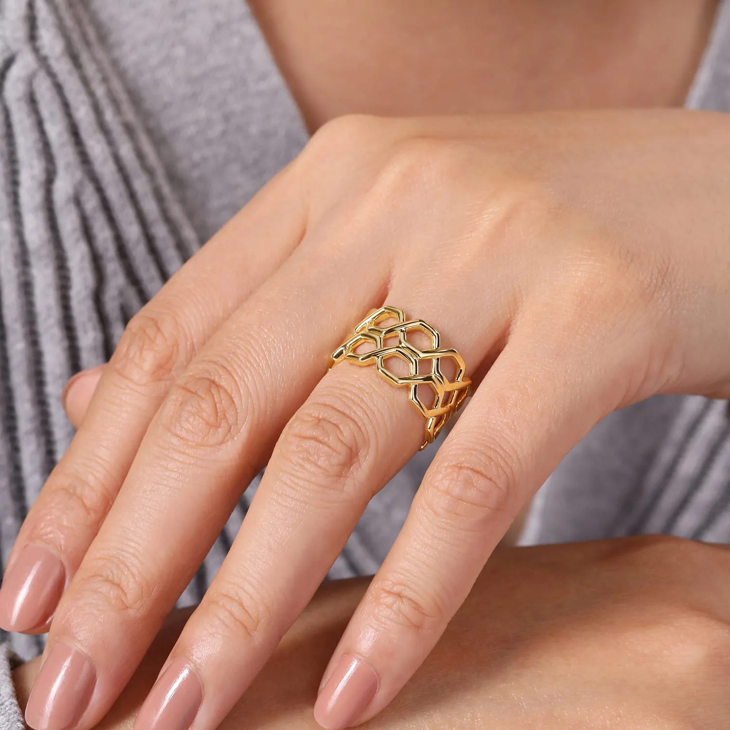 Two Row Twisted Band Ring in 14K Yellow Gold, photograph 5