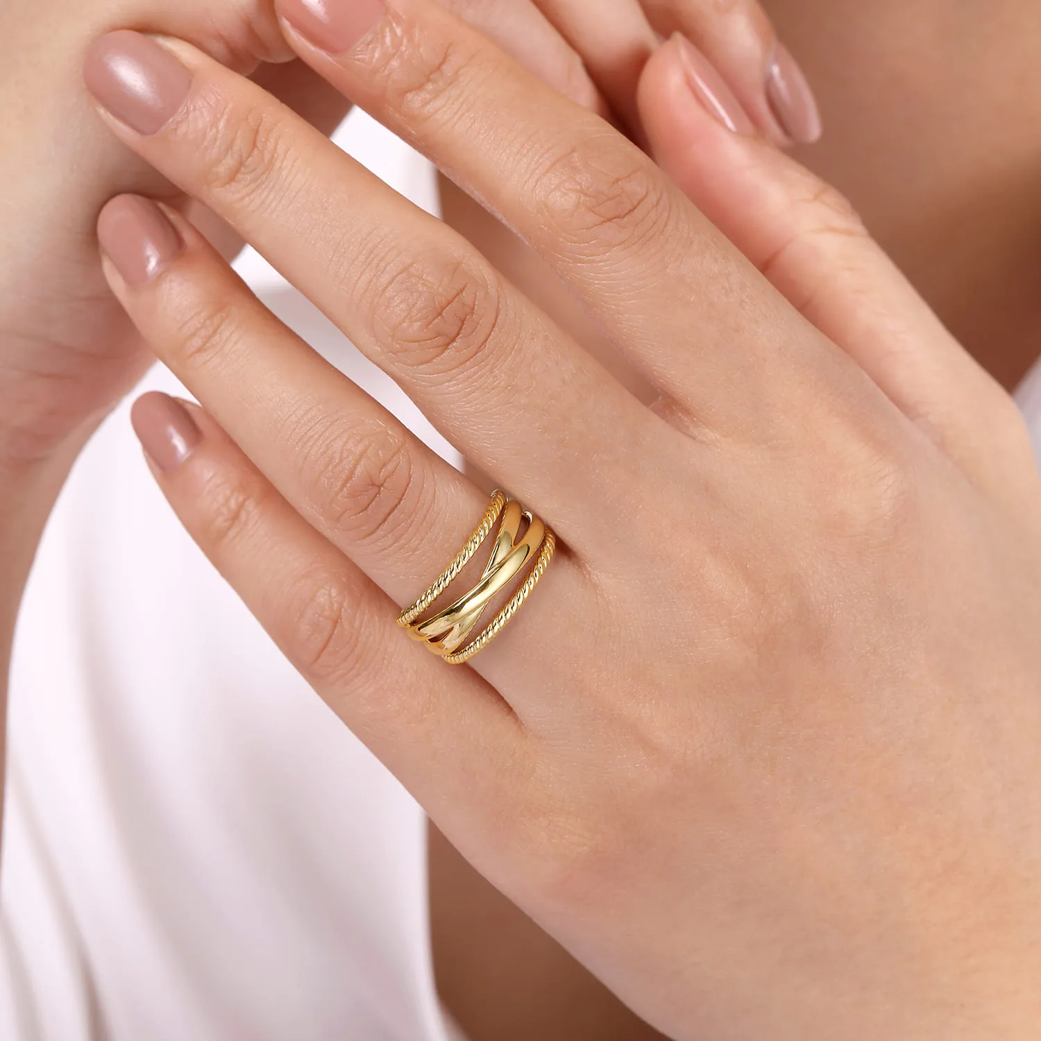 Twisted and Plain Criss Cross Ring in 14K Yellow Gold, photograph 5