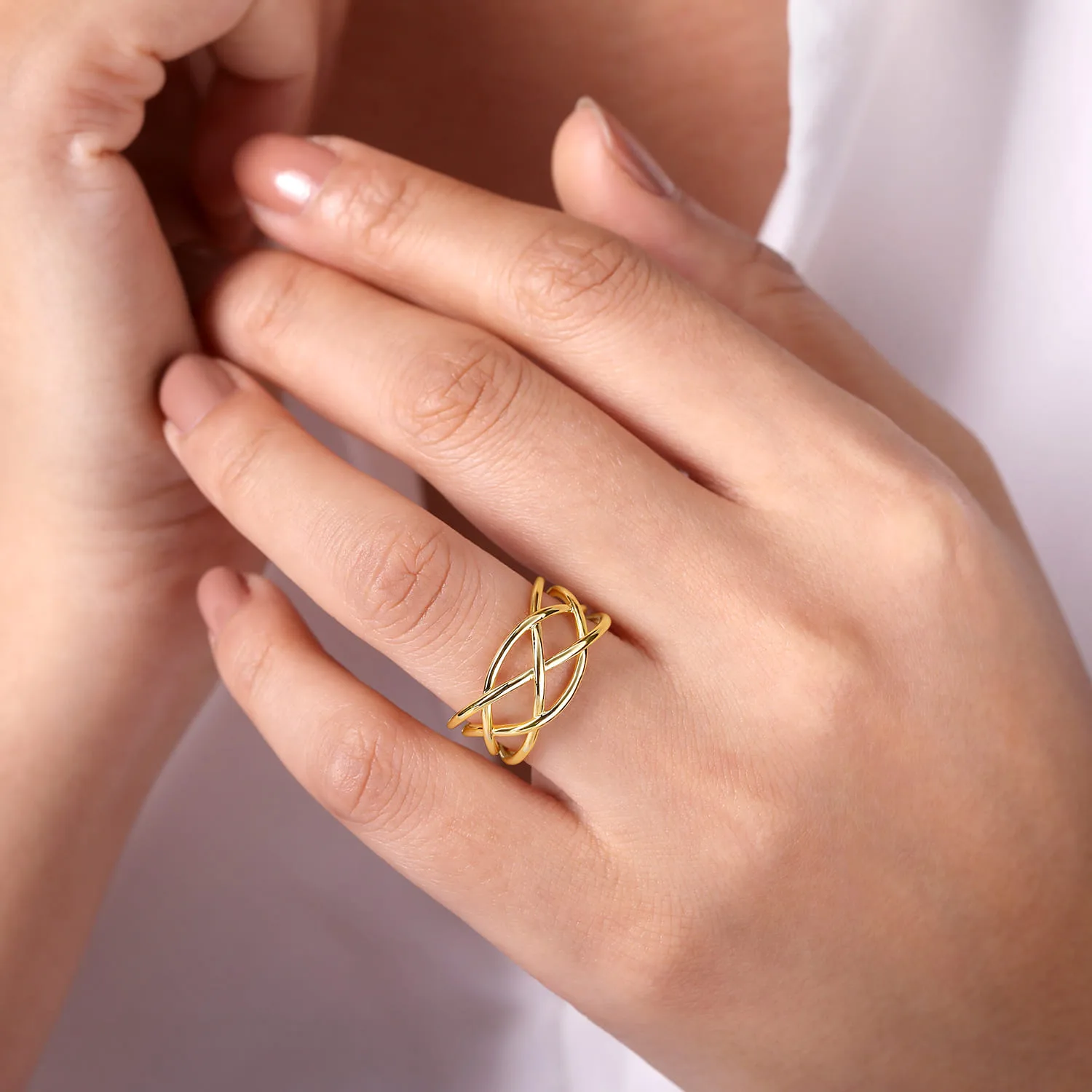Intersecting Plain Bands Ring in 14K Yellow Gold, photograph 5