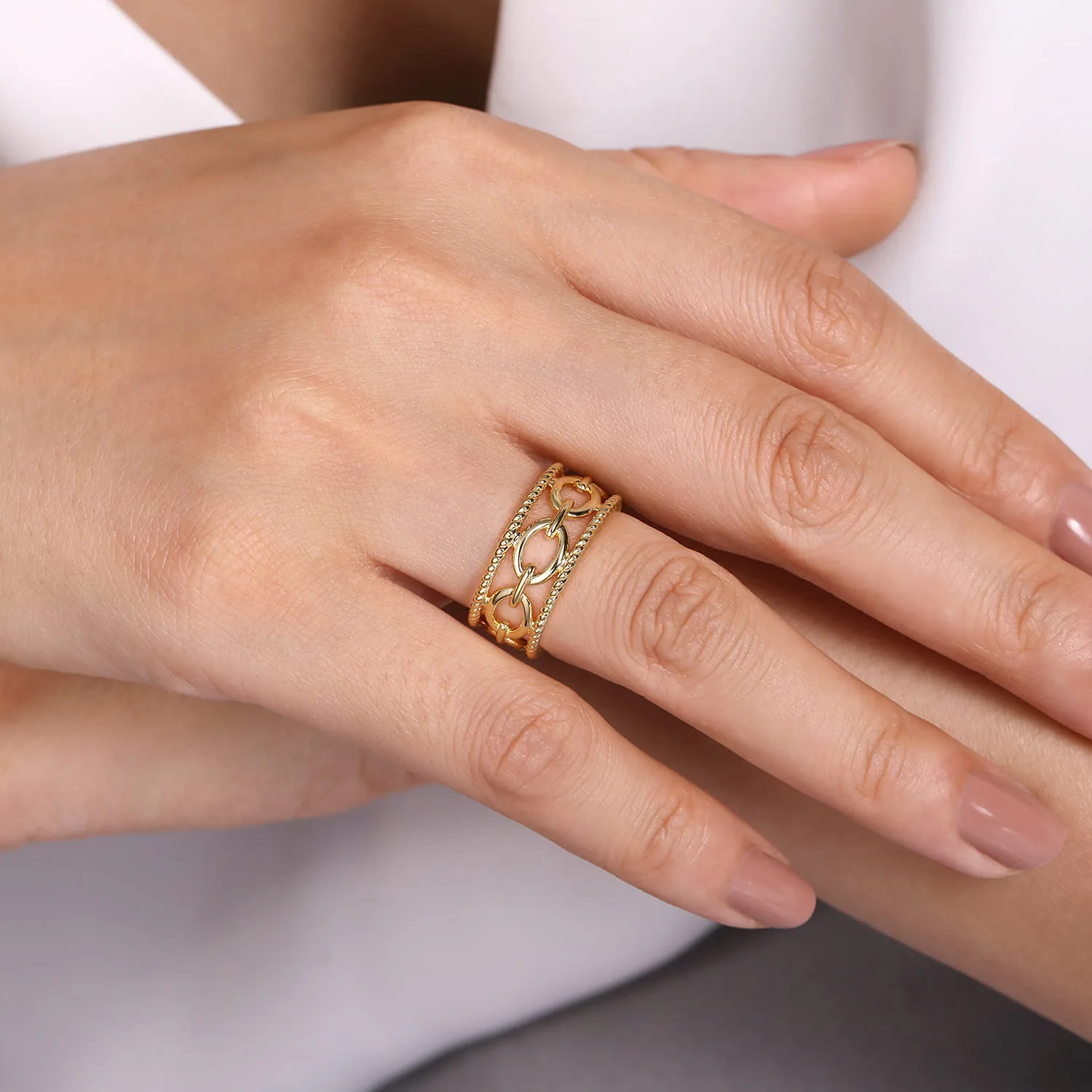 Chain Link Ring with Twisted Rope Frame in 14K Yellow Gold, photograph 5