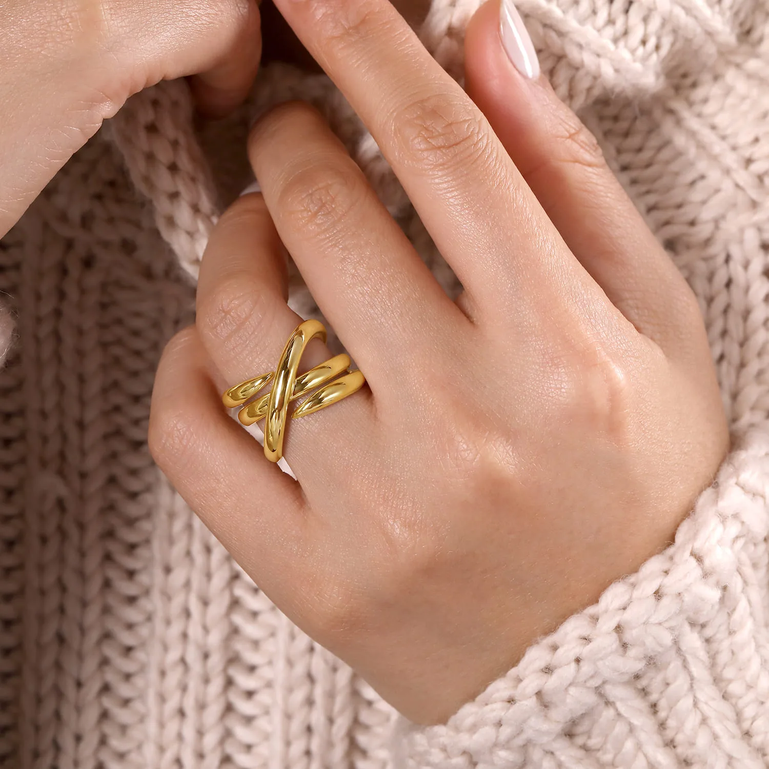 Criss Cross Ring in 14K Yellow Gold, photograph 5