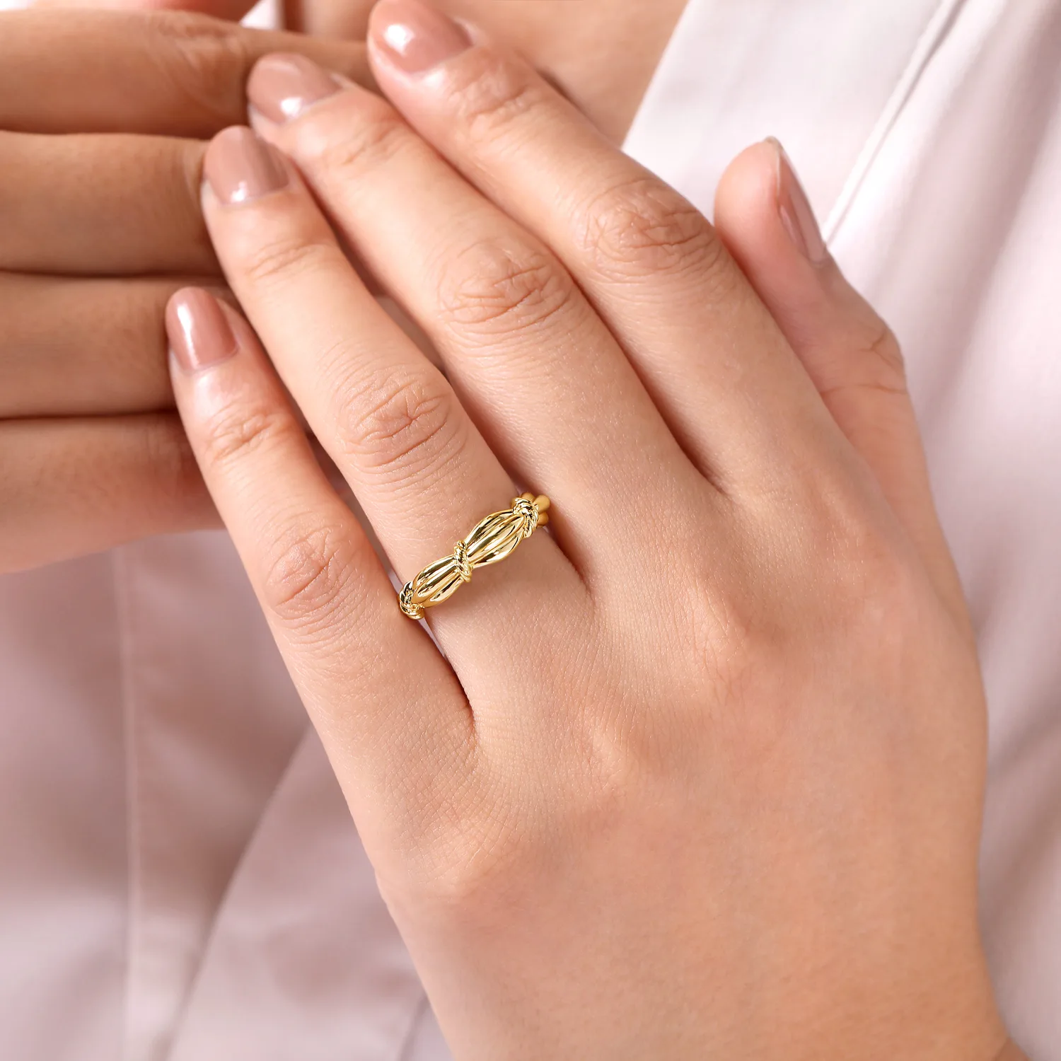 Ring with Twisted Rope Stations in 14K Yellow Gold, photograph 5