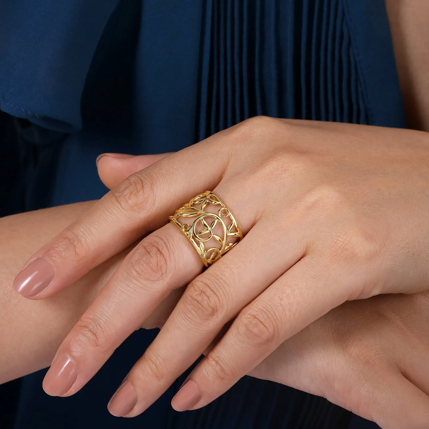 Open Floral Wide Ring in 14K Yellow Gold, photograph 5