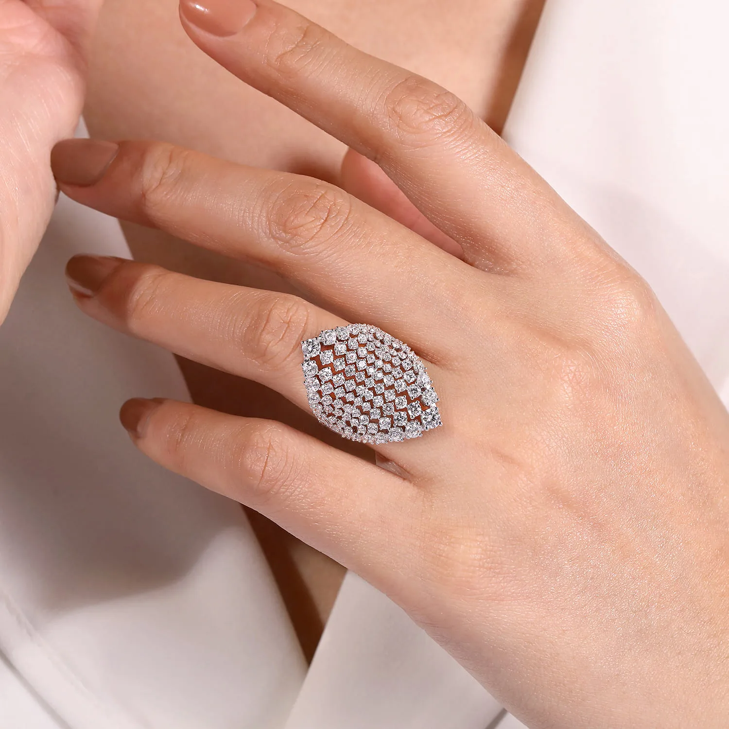 Statement Diamond Ring in 18K White Gold, photograph 5