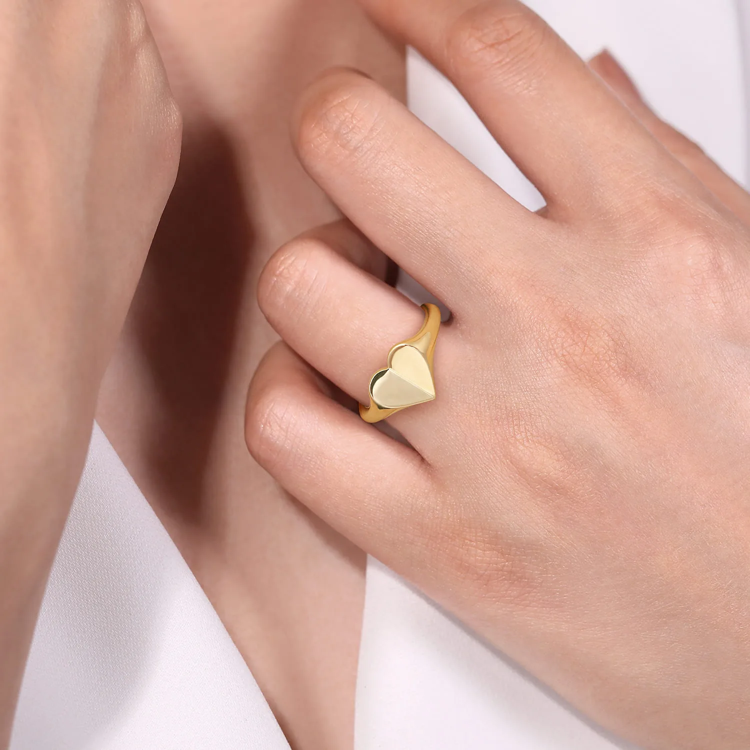 Engravable Ring in 14K Yellow Gold, photograph 5