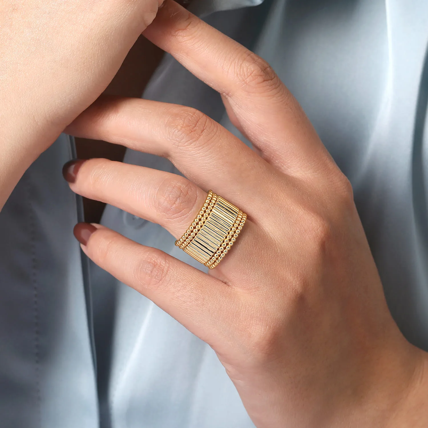 Bujukan Cigar Band in 14K Yellow Gold, photograph 5