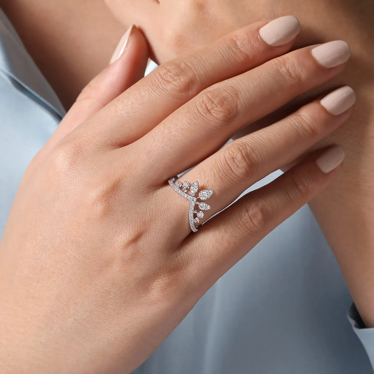Bursting Diamond Chevron Ring in 14K White Gold, photograph 5