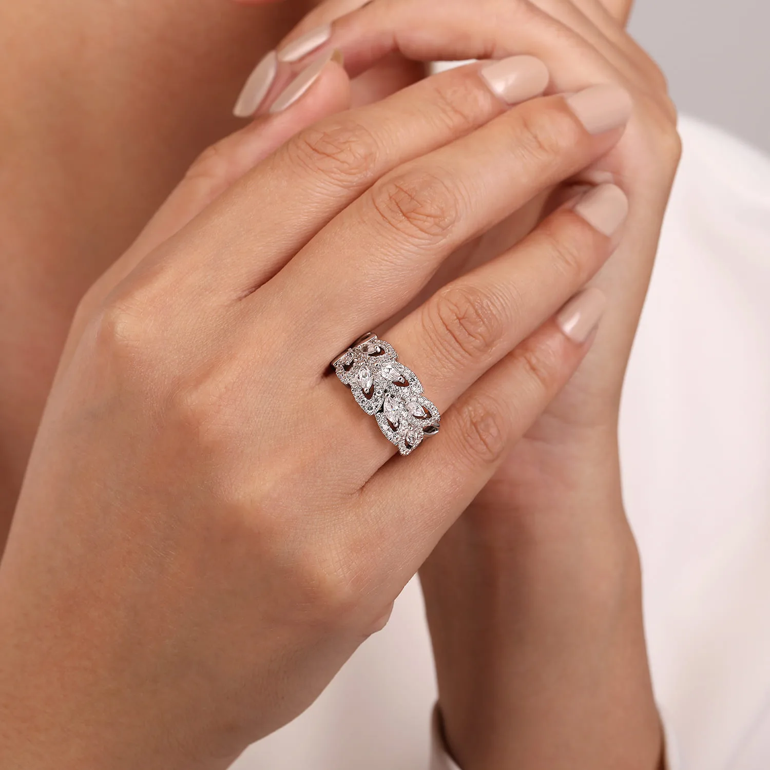 Diamond Pattern Wide Band Ring in 18K White Gold, photograph 6