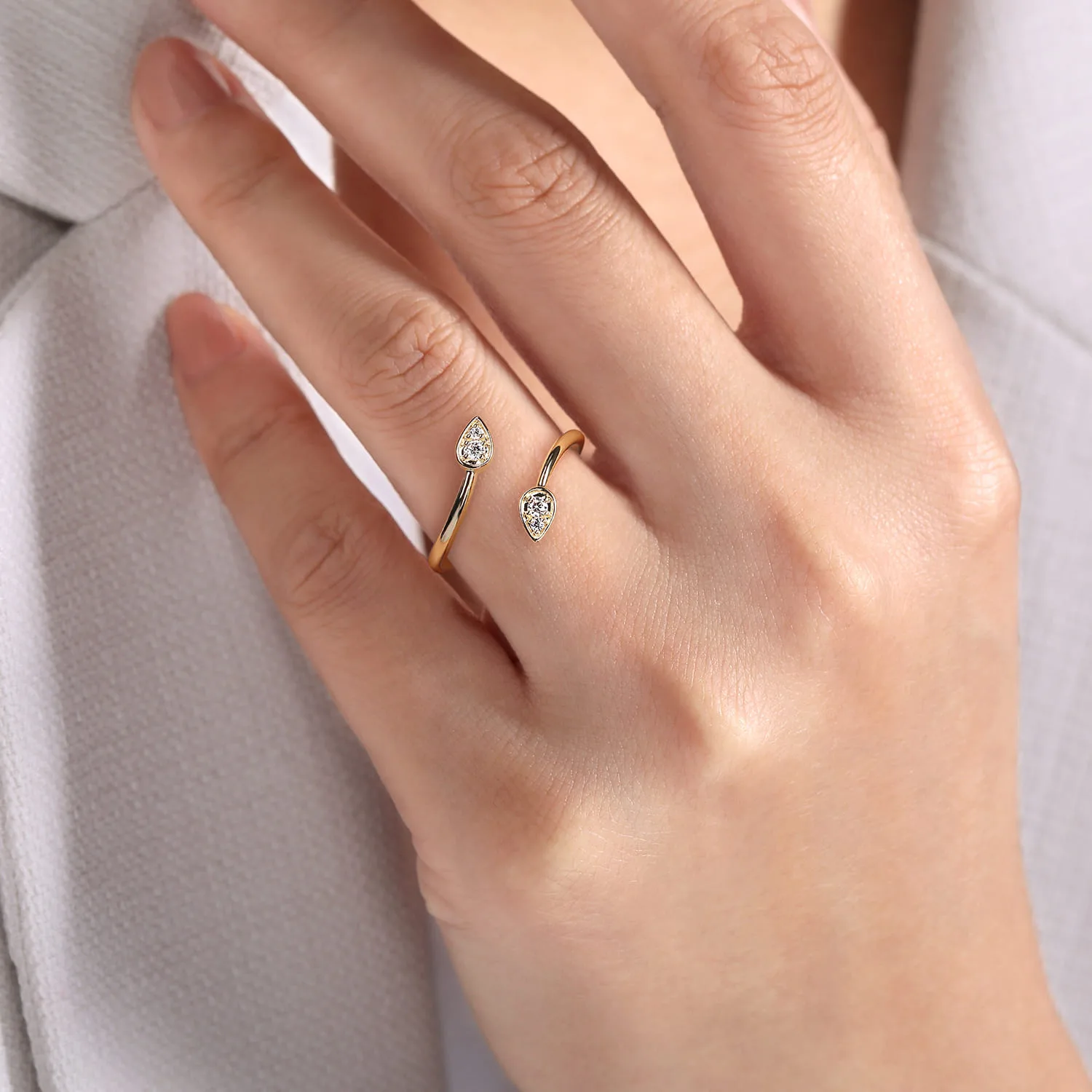 Diamond By-pass Ladies Ring in 14K Yellow Gold, photograph 5