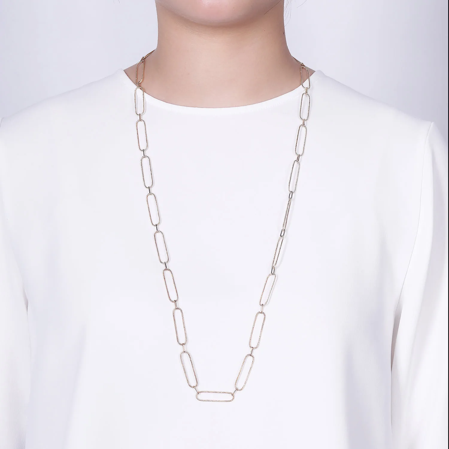 Large Link Chain Necklace in 14K Yellow Gold, photograph 3