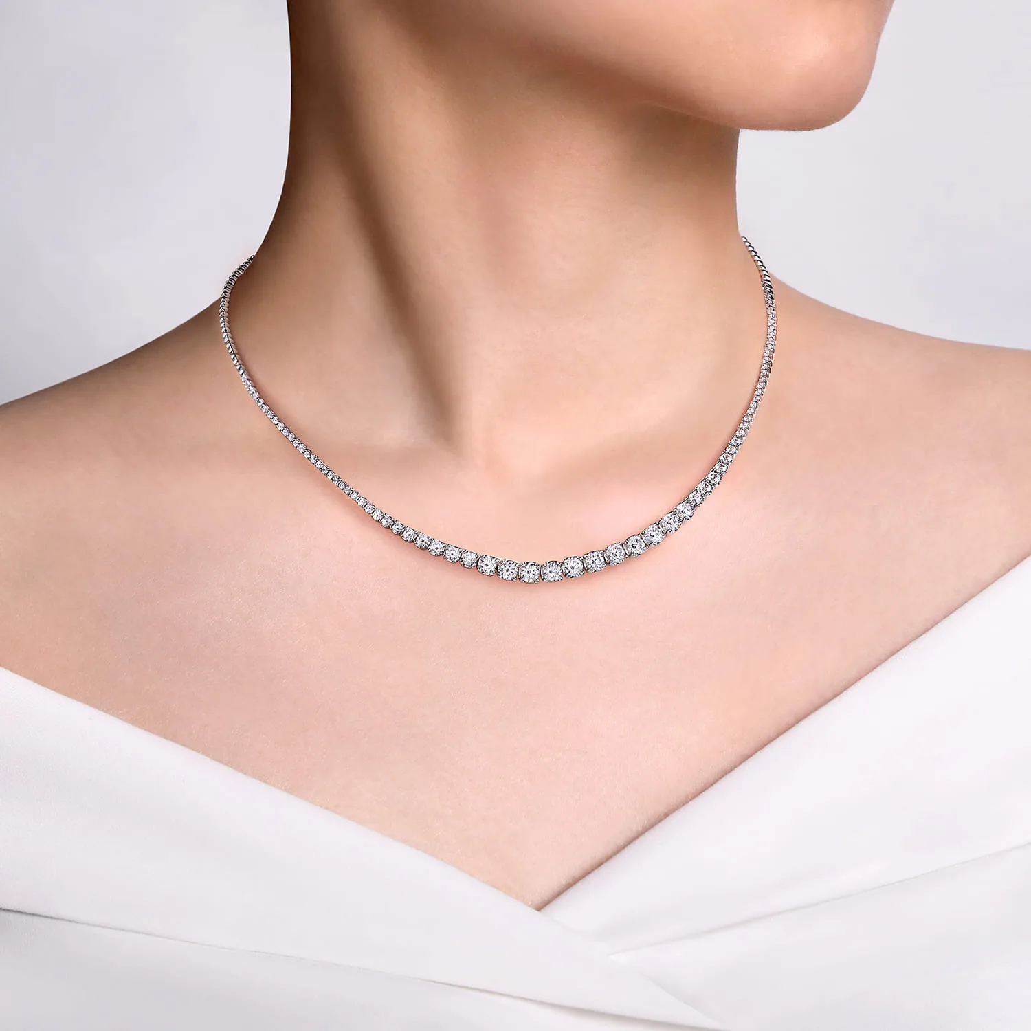 Graduated Diamond Necklace in 14K White Gold, photograph 3