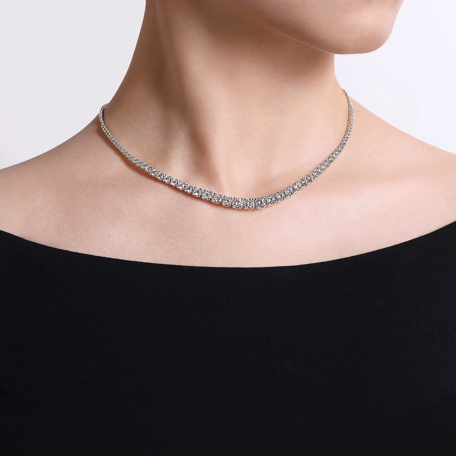 Graduated Diamond Necklace in 14K White Gold, photograph 3