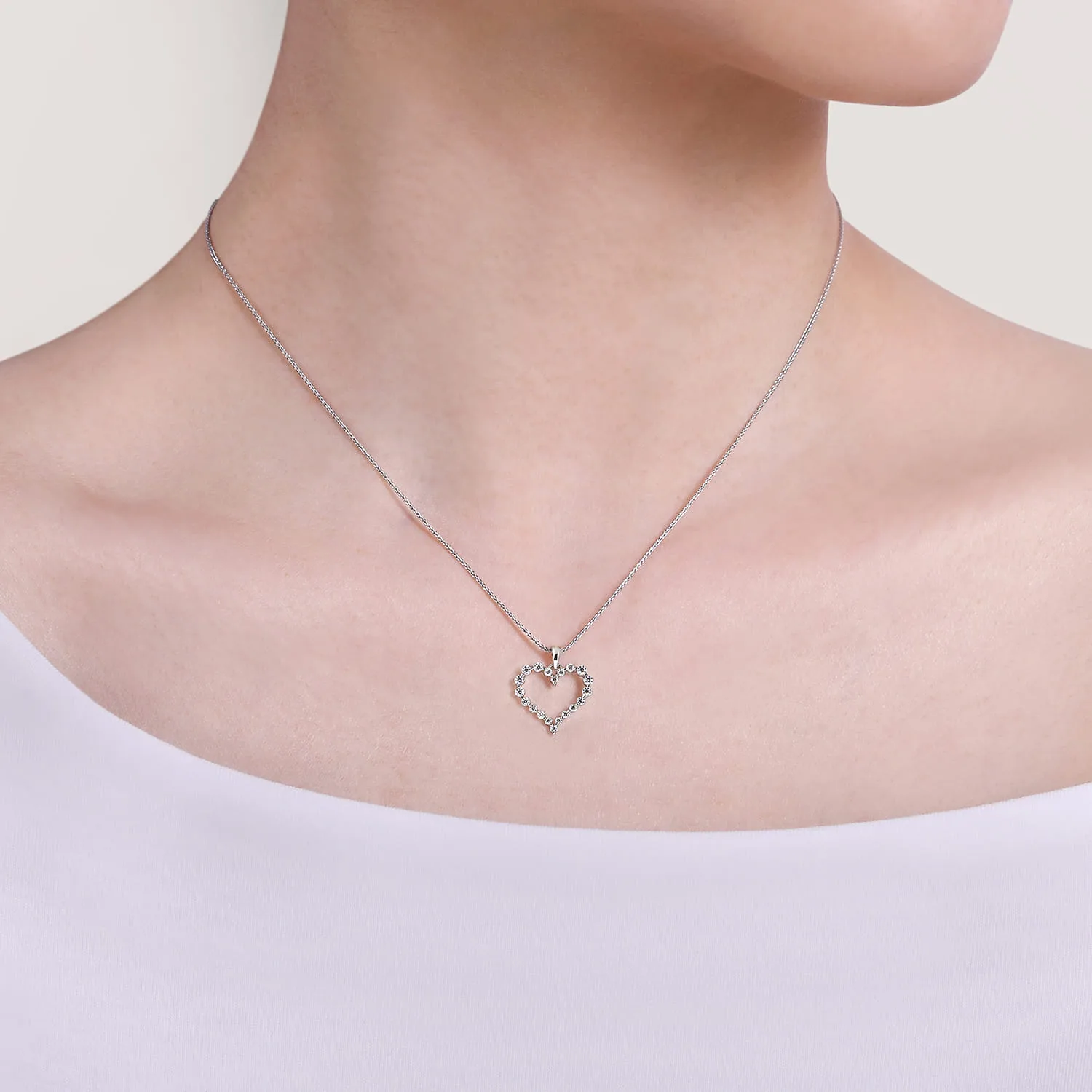 Diamond Pendant Necklace in 14K White Gold, photograph 3