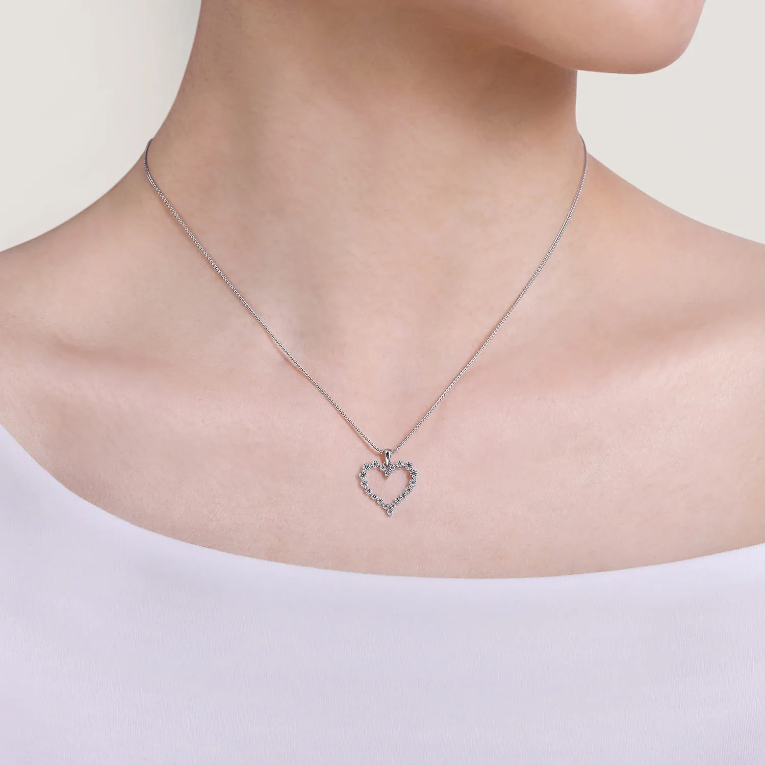 Diamond Pendant Necklace in 14K White Gold, photograph 3