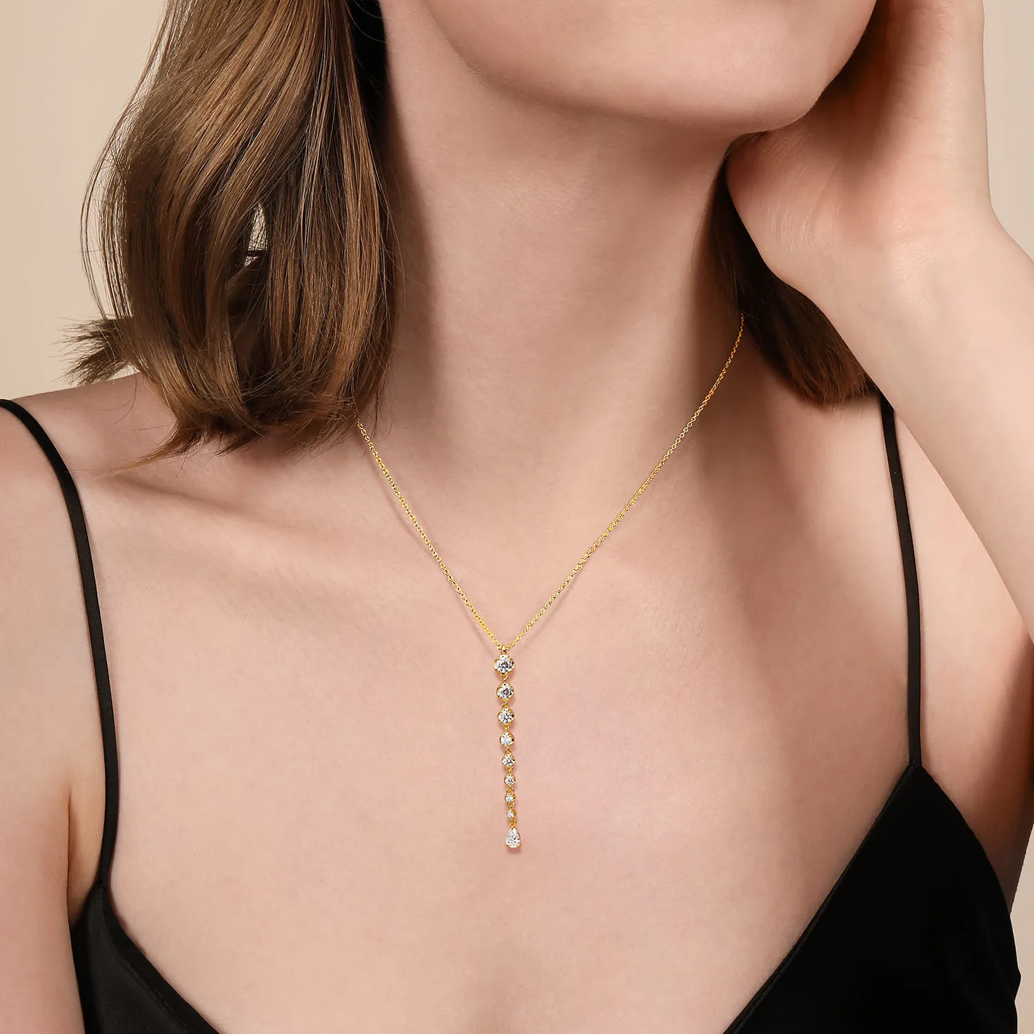 Diamond Bar Necklace in 18K Yellow Gold, photograph 3