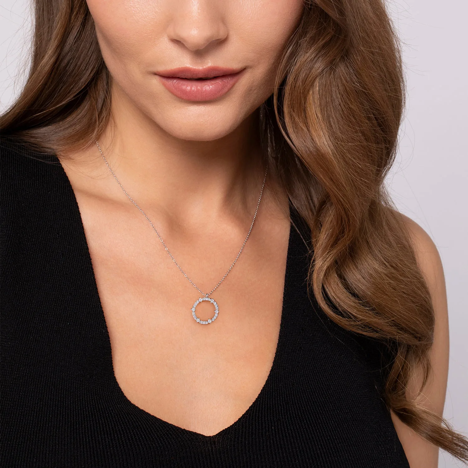 Diamond Circle Pendant Necklace in 14K White Gold, photograph 3