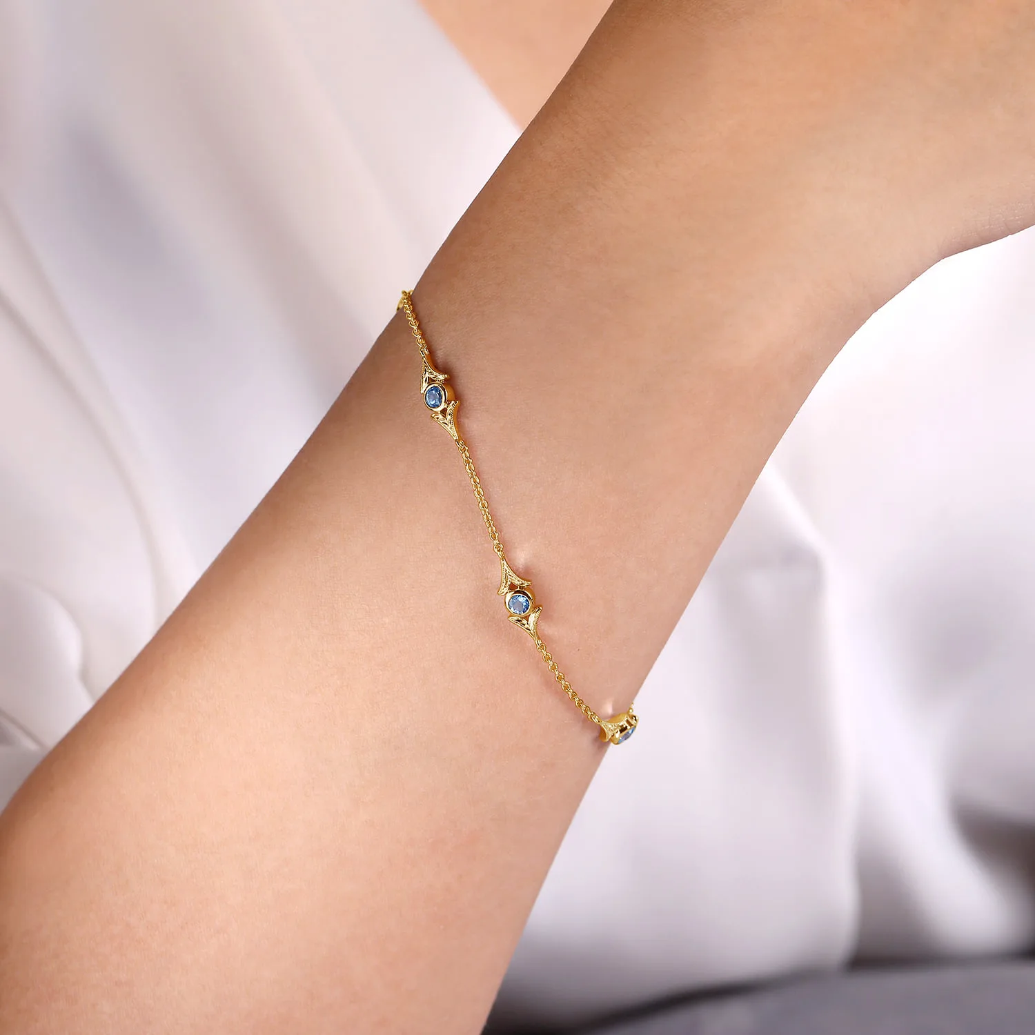 Chain Bracelet with Blue Topaz Triangle Stations in 14K Yellow Gold, photograph 3