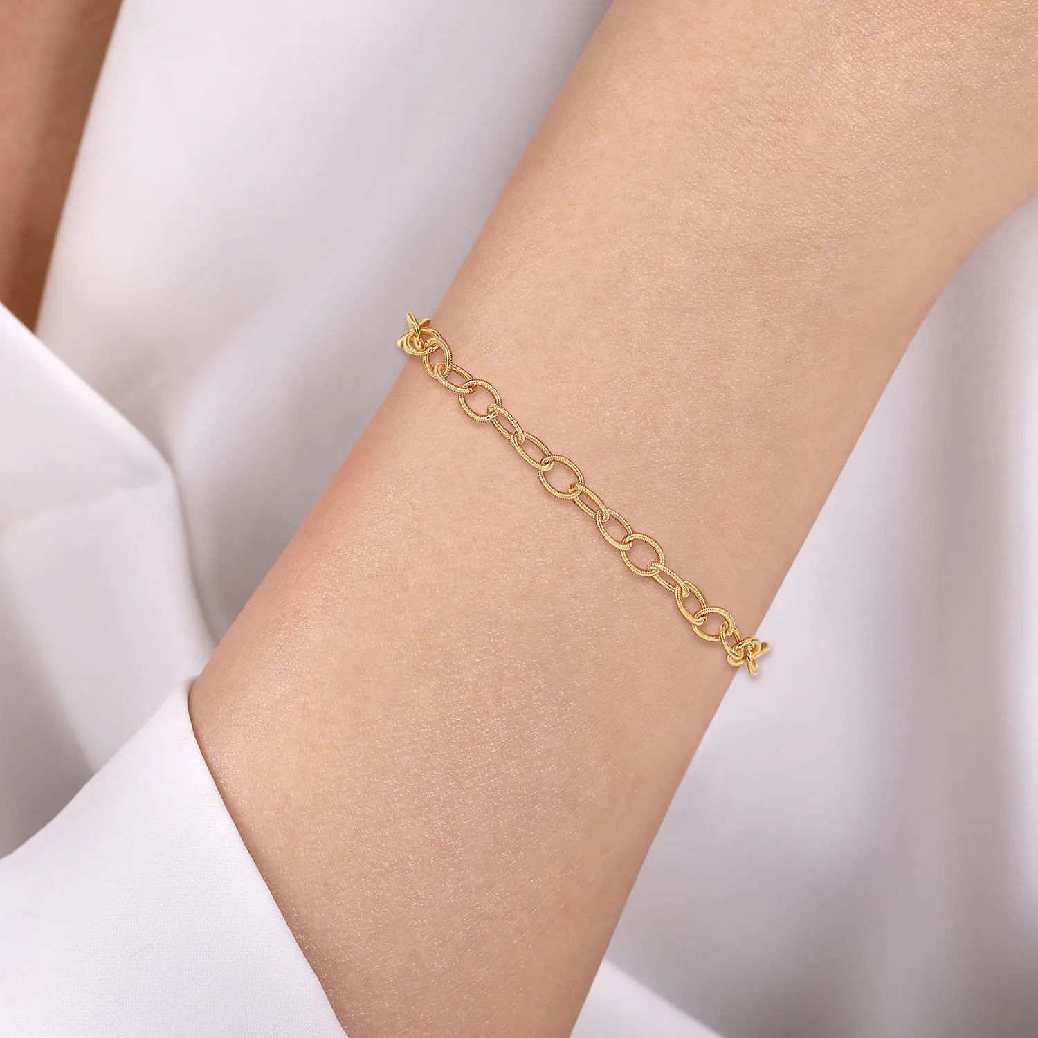 Link Chain Bracelet in 14K Yellow Gold, photograph 3