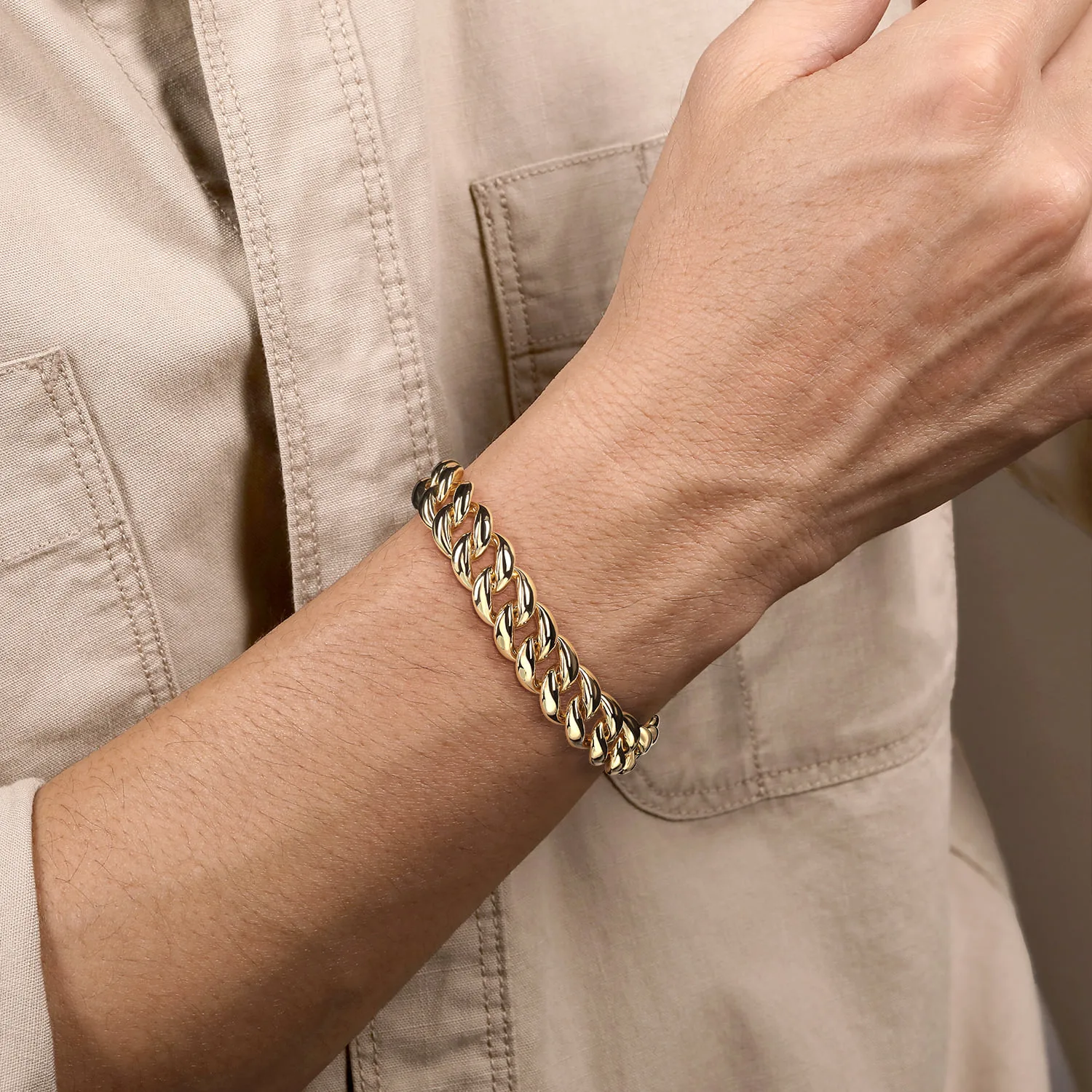 12mm Width Classic Plain Men's Cuban Bracelet in 14K Yellow Gold, photograph 3